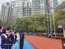 红绳绾情谊 同心筑校风