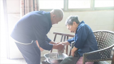 “邵阳好人”李茂华悉心照料瘫痪妻子四十载
