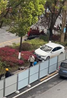 贵州凯里男孩遇车祸被撞翻 转业军官发起教科书式救援