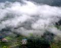 雨后云雾绕山村 白云深处现美景