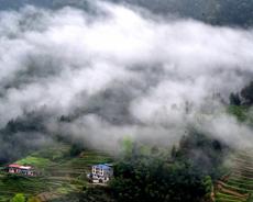 雨后云雾绕山村 白云深处现美景