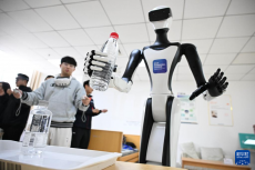 山东青岛：场景训练赋能康养机器人走进现实生活