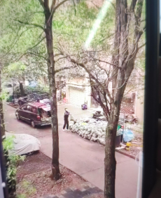 长沙一男子开越野车在他人小区里倾倒建筑垃圾被拍