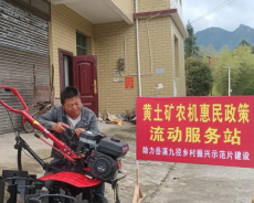 黄土矿镇农机服务送下乡 助力乡村振兴示范片建设