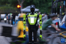 交管机器人在杭州街头“上岗”