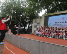 岳阳“笑脸哥”到岳阳楼小学拍笑脸，点亮心理健康教育月