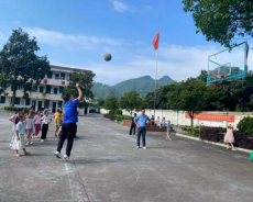 绥宁县长铺乡枫香学校工会组织全体教职工趣味投篮比赛