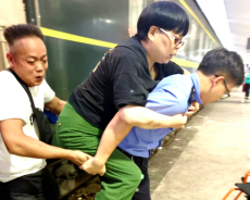 旅客腿疾复发  乘务员“我来背您！”暖人心