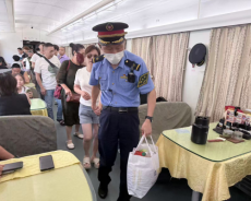 盲人旅客独自出行，K770次两位列车长接力护送