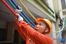广西贵港：灾后全力抢修电力设施