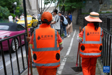 江苏南京：环卫工穿上“空调马甲”