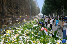 唐山大地震50周年：纪念墙下致哀思