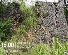 宁远059县道古寨危墙无警示标牌，安全隐患突出