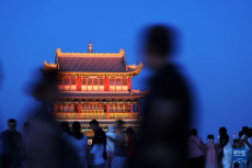 沉浸式夜游“点亮”嘉峪关关城文旅