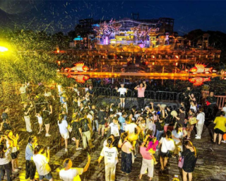 靖港古镇夜游市集开街，爆款零食扎堆搞“市”！