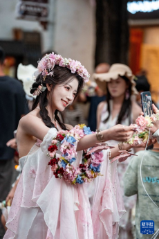 大理古城游人如潮