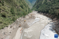 吉隆口岸附近泥石流损毁道路正加紧抢通